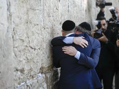 وتوجه ميلي ظهر اليوم لحائط البراق في الحرم القدسي، وسط إجراءات أمنية مشددة، وفرضت شرطة الاحتلال إغلاقا على البلدة القديمة بالقدس