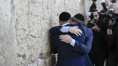 وتوجه ميلي ظهر اليوم لحائط البراق في الحرم القدسي، وسط إجراءات أمنية مشددة، وفرضت شرطة الاحتلال إغلاقا على البلدة القديمة بالقدس