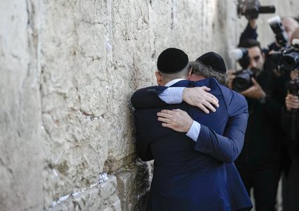 وتوجه ميلي ظهر اليوم لحائط البراق في الحرم القدسي، وسط إجراءات أمنية مشددة، وفرضت شرطة الاحتلال إغلاقا على البلدة القديمة بالقدس