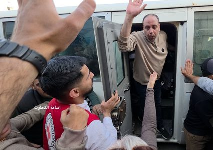 وصول 24 أسيرا محررا إلى مستشفى شهداء الأقصى وسط قطاع غزة