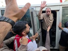 وصول 24 أسيرا محررا إلى مستشفى شهداء الأقصى وسط قطاع غزة