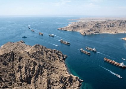 الحرس الثوري الإيراني يحذر السفن من الاقتراب من مضيق هرمز ويهدد باستهداف المخالف