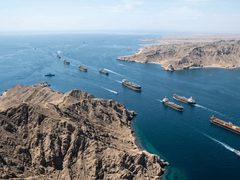 الحرس الثوري الإيراني يحذر السفن من الاقتراب من مضيق هرمز ويهدد باستهداف المخالف