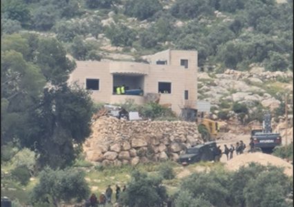 الاحتلال يهدم منزلاً في ترقوميا غرب الخليل