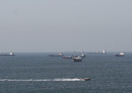 واشنطن تعلن احتجاز سفينة إيرانية وطهران تتوعد بالرد