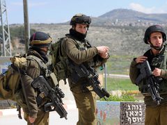 الاحتلال يعتدي على رئيس مجلس بيت دجن شرق نابلس