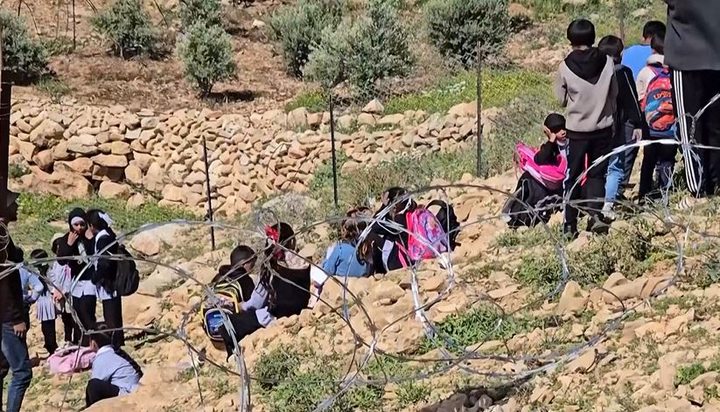 مستوطنون يعرقلون وصول طلبة لمدارسهم في أم الخير جنوب الخليل