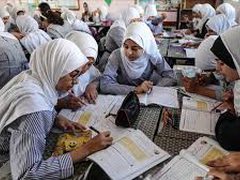 مئات الطلاب يتظاهرون في غزة للمطالبة بتمكينهم من السفر للتعليم بالخارج