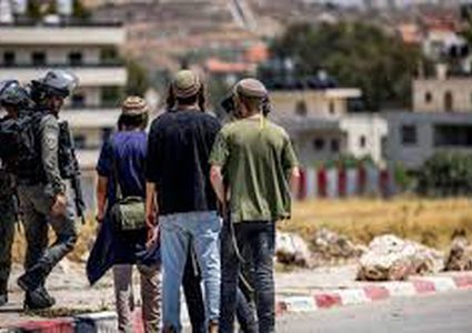 مستوطنون يهاجمون مواطنين ومنازل جنوب نابلس وينصبون خياماً في جالود