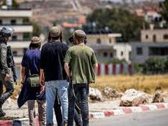 مستوطنون يهاجمون مواطنين ومنازل جنوب نابلس وينصبون خياماً في جالود