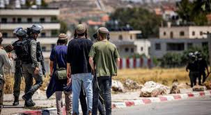 مستوطنون يهاجمون مواطنين ومنازل جنوب نابلس وينصبون خياماً في جالود