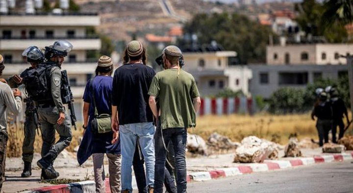 إصابة مواطنين ومستوطنون يهاجمون منزلا في بيتا جنوب نابلس