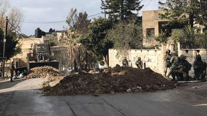 الاحتلال يغلق طرقا فرعية في دير شرف غرب نابلس