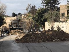الاحتلال يغلق طرقا فرعية في دير شرف غرب نابلس