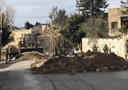 الاحتلال يغلق طرقا فرعية في دير شرف غرب نابلس