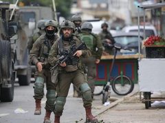 قوات الاحتلال تقتحم ضاحية شويكة وبلدة عنبتا وتنتشر في أحياء مدينة طولكرم