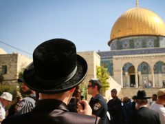 مستوطنون يقتحمون الأقصى ويرفعون علم الاحتلال في باحاته