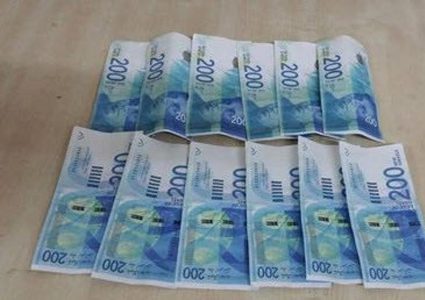 الشرطة الفلسطينية تقبض على شخص بحوزته أوراق نقدية مزيفة في الخليل
