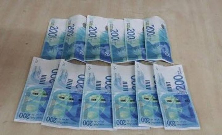 الشرطة الفلسطينية تقبض على شخص بحوزته أوراق نقدية مزيفة في الخليل