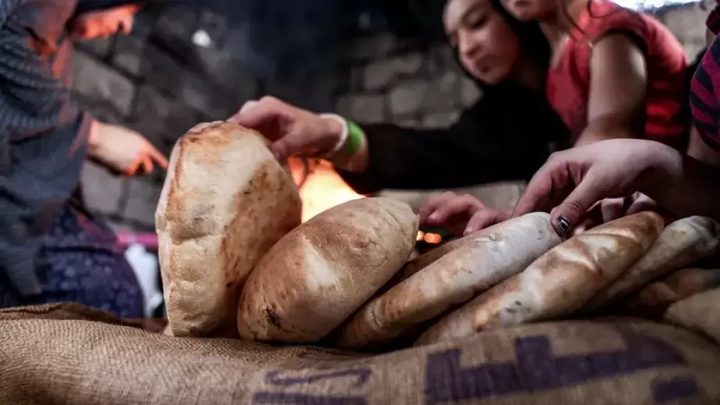 "سياسة تقطير غذائي ممنهجة".. أزمة الخبز تتفاقم في غزة مع استمرار إغلاق المعابر
