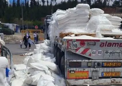 مستوطنون بحماية الاحتلال يحتجزون شاحنة في الأغوار الشمالية