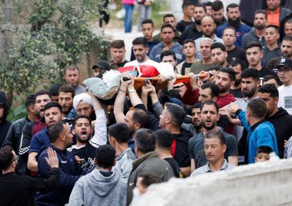 اعتداء على مشيّعي شهيدي المغير شرق رام الله وإطلاق نار خلال الجنازة
