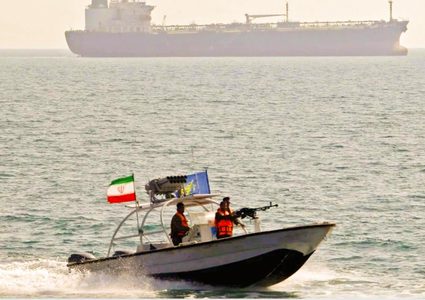 هجوم ثانٍ على سفينة في مضيق هرمز والجيش البريطاني يتابع