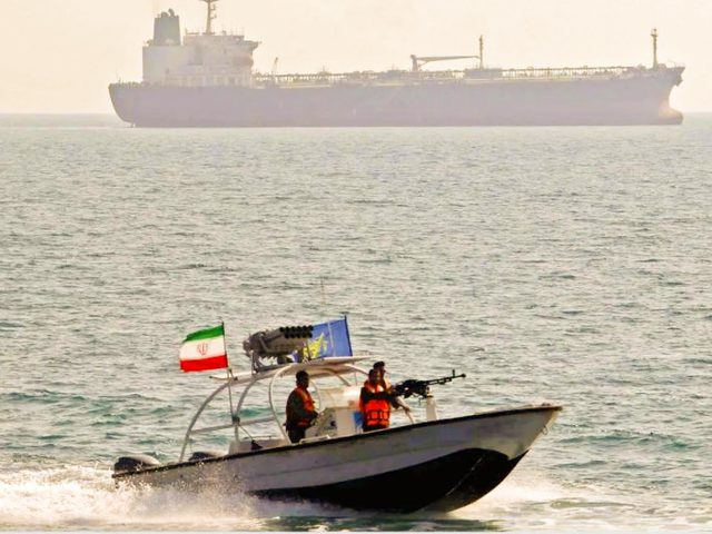 هجوم ثانٍ على سفينة في مضيق هرمز والجيش البريطاني يتابع
