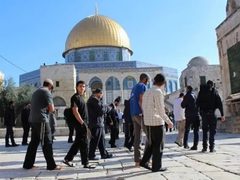 عشرات المستوطنين يقتحمون المسجد الأقصى ويؤدون طقوسا تلمودية