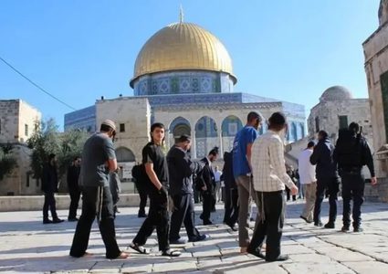 عشرات المستوطنين يقتحمون المسجد الأقصى ويؤدون طقوسا تلمودية