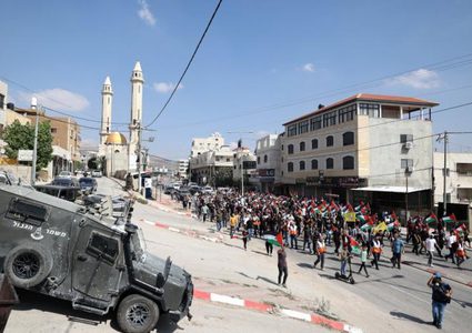 الاحتلال يعتدي على مشاركين في جنازة شهيدي المغير شرق رام الله