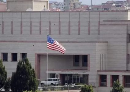 السفارة الأميركية في بيروت:نحث الأميركيين على مغادرة لبنان في أقرب وقت