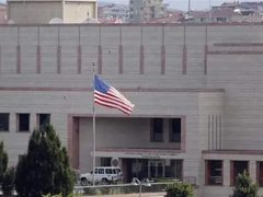 السفارة الأميركية في بيروت:نحث الأميركيين على مغادرة لبنان في أقرب وقت