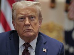 ترامب يعلن تمديد وقف إطلاق النار مع إيران