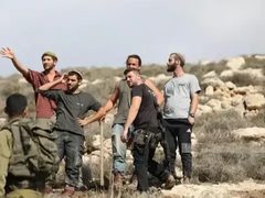 إصابة بالرصاص إثر هجوم للمستوطنين على دير دبوان شرق رام الله