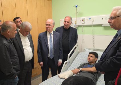 رئيس الوزراء يزور جرحى المغير في رام الله ويؤكد متابعة الحكومة لأوضاعهم