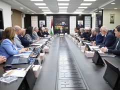 الحكومة الفلسطينية توجه بخصم رسوم ترخيص 2026 من مستحقات الموظفين العموميين