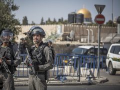 الاحتلال يعتقل موظفا في الأوقاف الإسلامية بالقدس