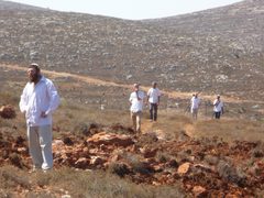 مستوطنون يعتدون على مواطن ويصيبونه بجروح في عوريف جنوب نابلس