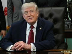 ترامب يعلن أوامر للبحرية الأمريكية بإطلاق النار على أي زورق يزرع ألغاماً في مضيق