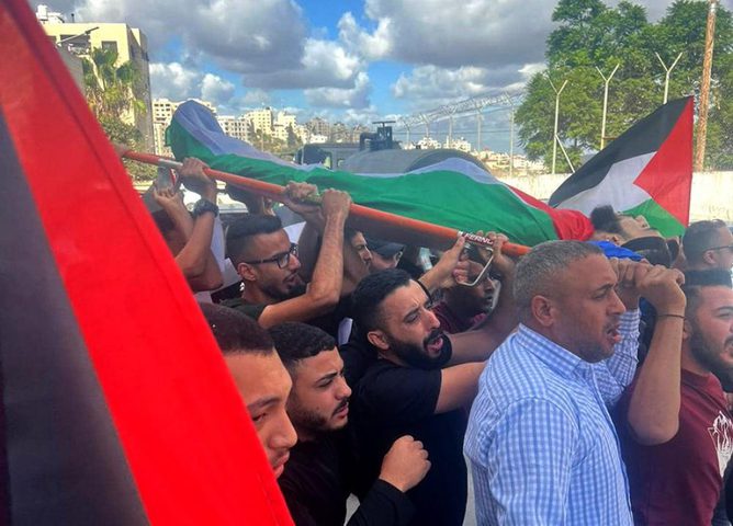 جماهير نابلس تشيع جثمان الشهيد الطفل اشتيه في بلدة تل