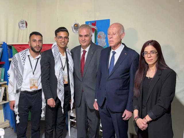 الرئيس التونسي يزور جناح فلسطين بمعرض الكتاب