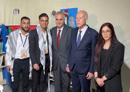 الرئيس التونسي يزور جناح فلسطين بمعرض الكتاب