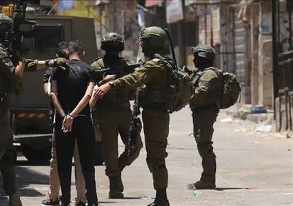 قوات الاحتلال تعتقل شابا من سالم