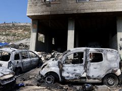 مستعمرون يحرقون مركبتين خلال هجومهم على بلدة قص