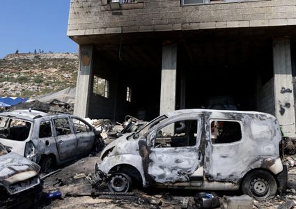 مستعمرون يحرقون مركبتين خلال هجومهم على بلدة قص