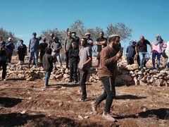 مستوطنون يغلقون دوار مخماس شمال شرق القدس