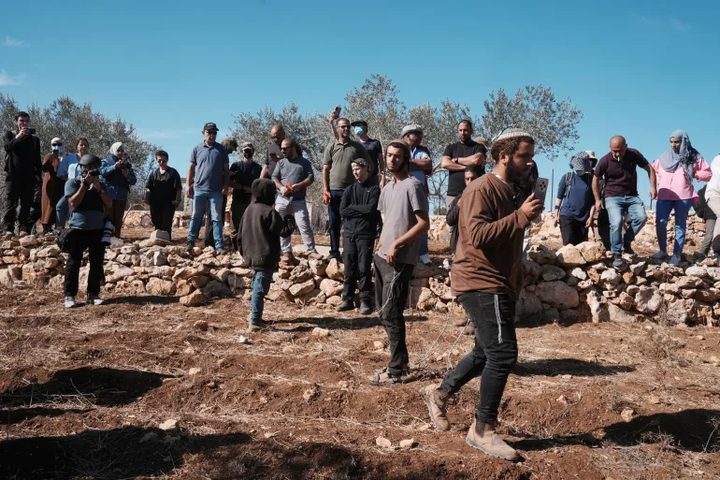 مستوطنون يغلقون دوار مخماس شمال شرق القدس