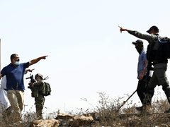 مستوطنون يعتدون على مزارعين في بيت إكسا شمال القدس