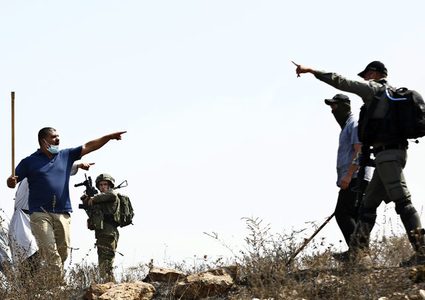 مستوطنون يعتدون على مزارعين في بيت إكسا شمال القدس